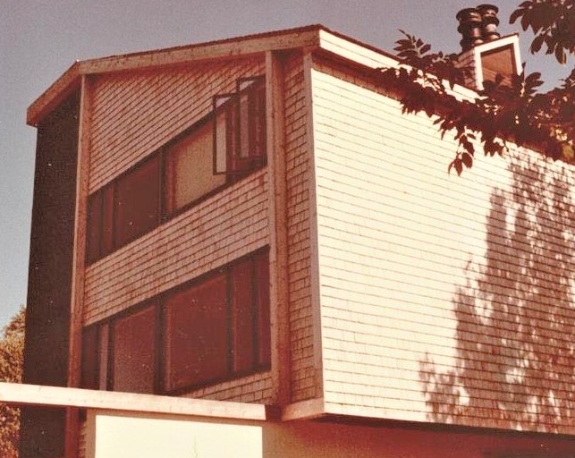 Rear facade with bigger glass overlooking a valley